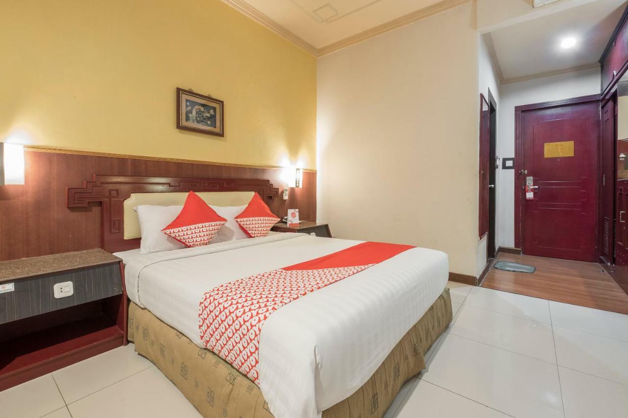 Oyo 821 Hotel Dinasti Makassar Buitenkant foto