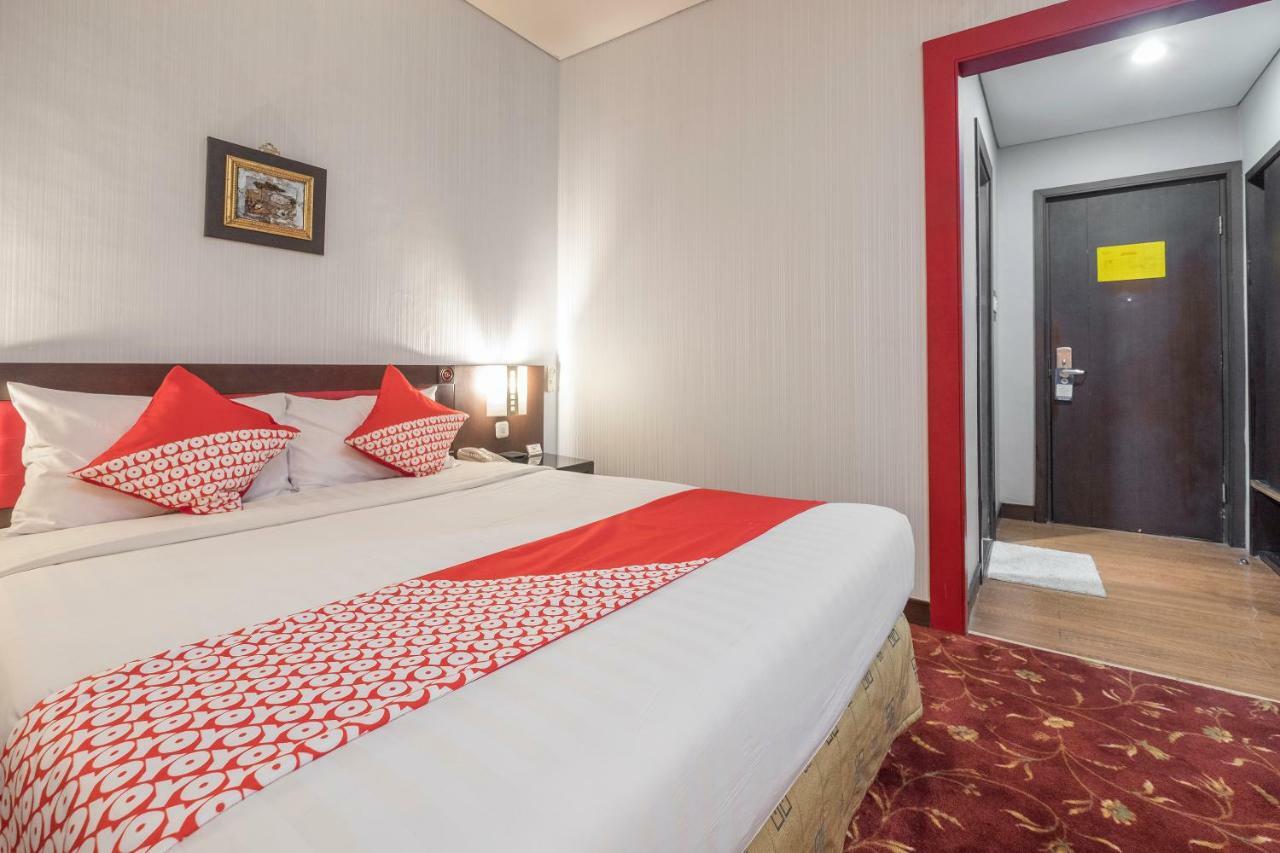 Oyo 821 Hotel Dinasti Makassar Buitenkant foto