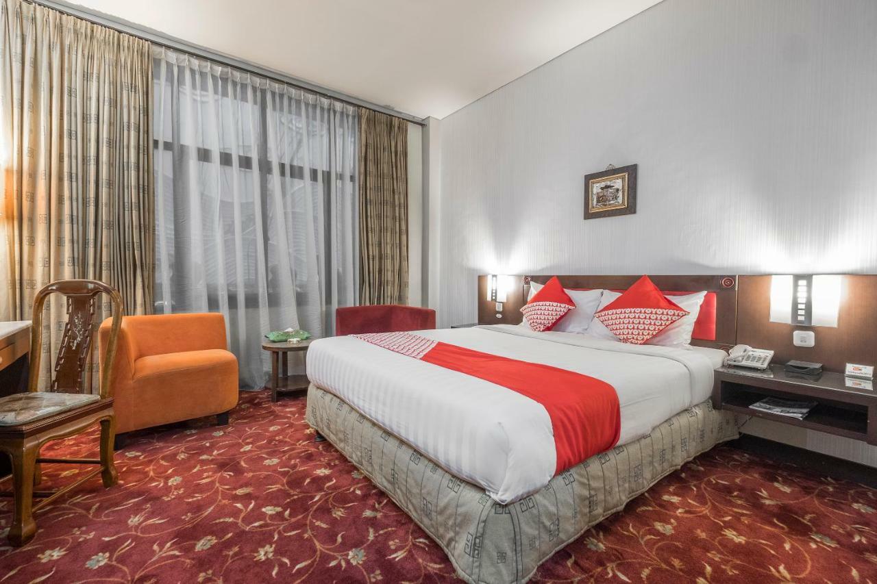 Oyo 821 Hotel Dinasti Makassar Buitenkant foto