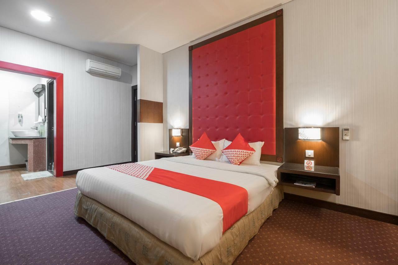 Oyo 821 Hotel Dinasti Makassar Buitenkant foto
