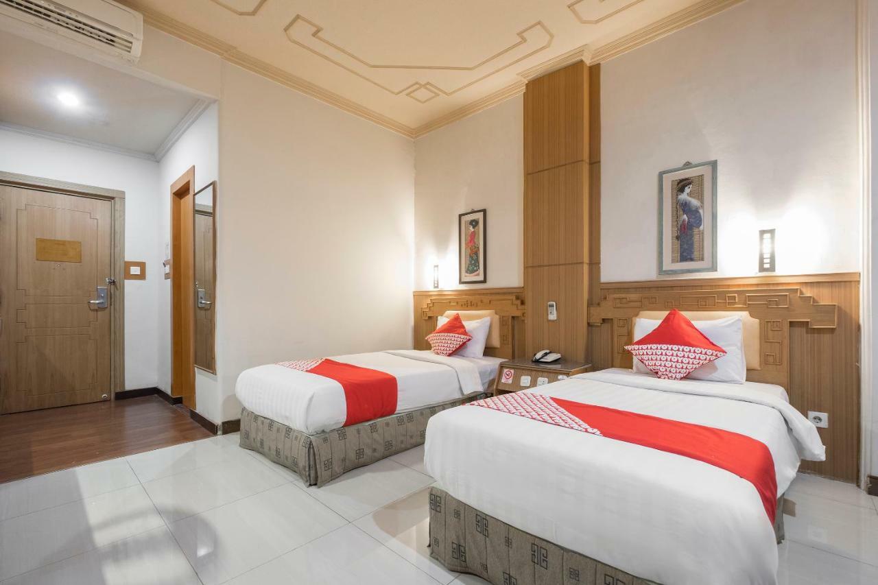 Oyo 821 Hotel Dinasti Makassar Buitenkant foto