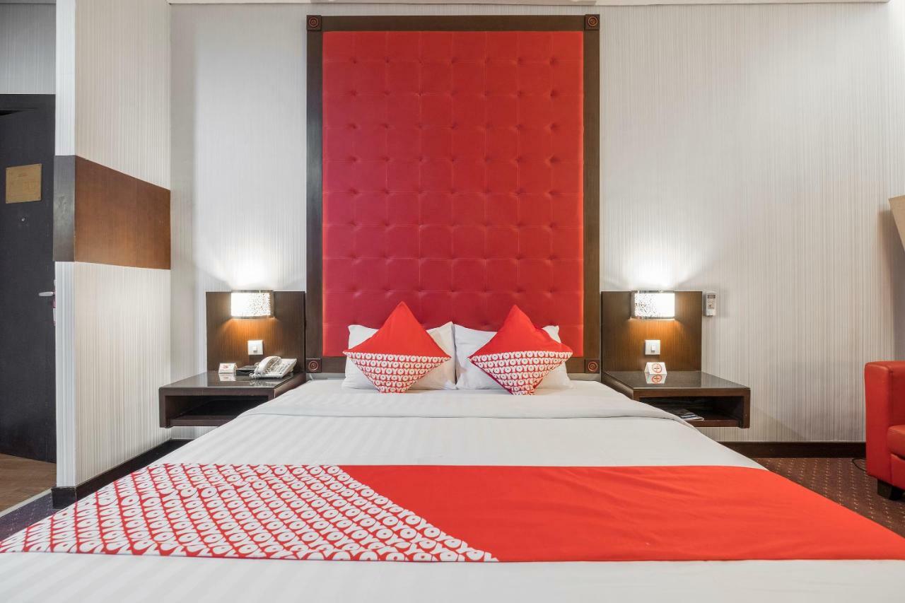 Oyo 821 Hotel Dinasti Makassar Buitenkant foto