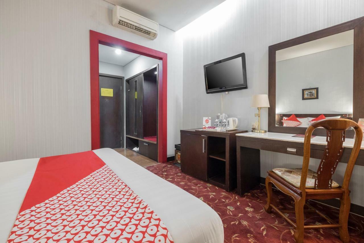 Oyo 821 Hotel Dinasti Makassar Buitenkant foto