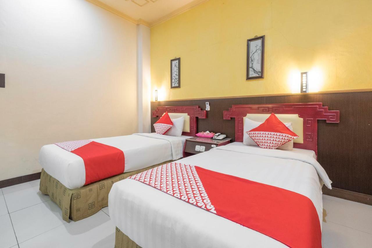 Oyo 821 Hotel Dinasti Makassar Buitenkant foto