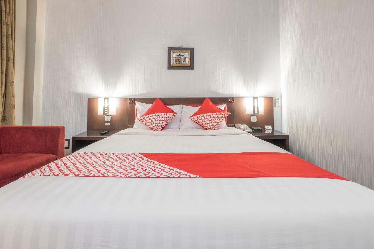 Oyo 821 Hotel Dinasti Makassar Buitenkant foto