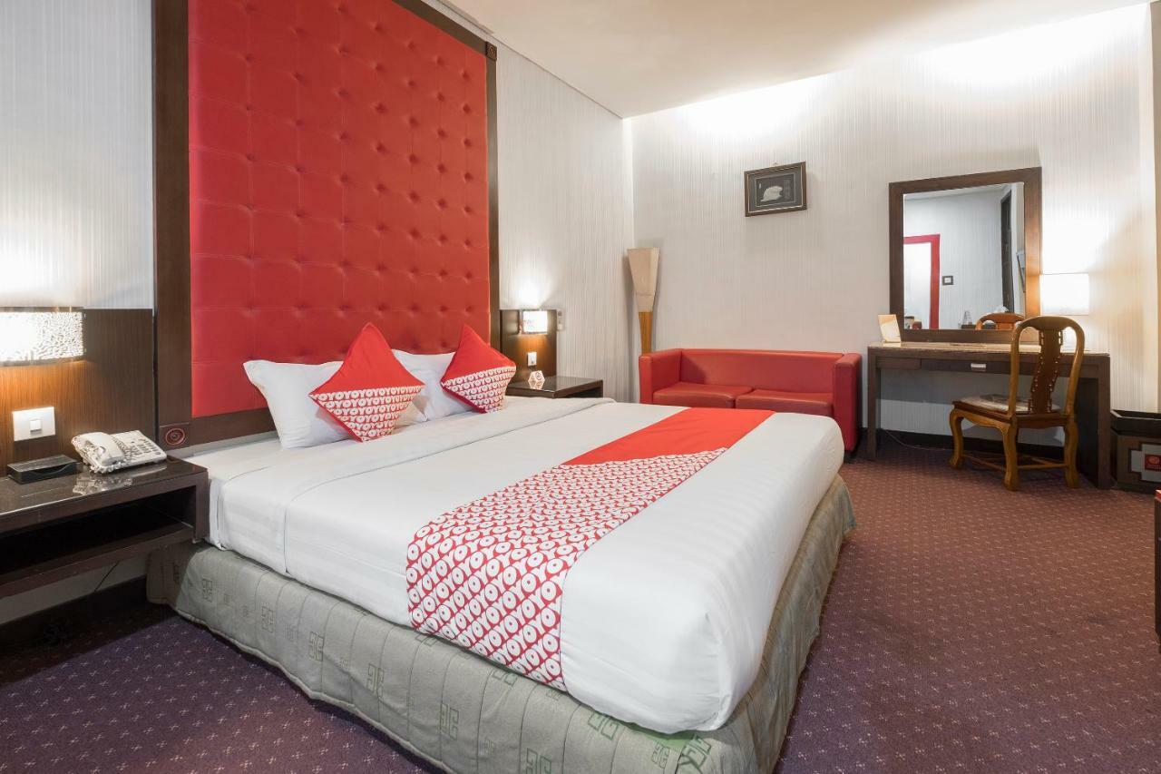 Oyo 821 Hotel Dinasti Makassar Buitenkant foto