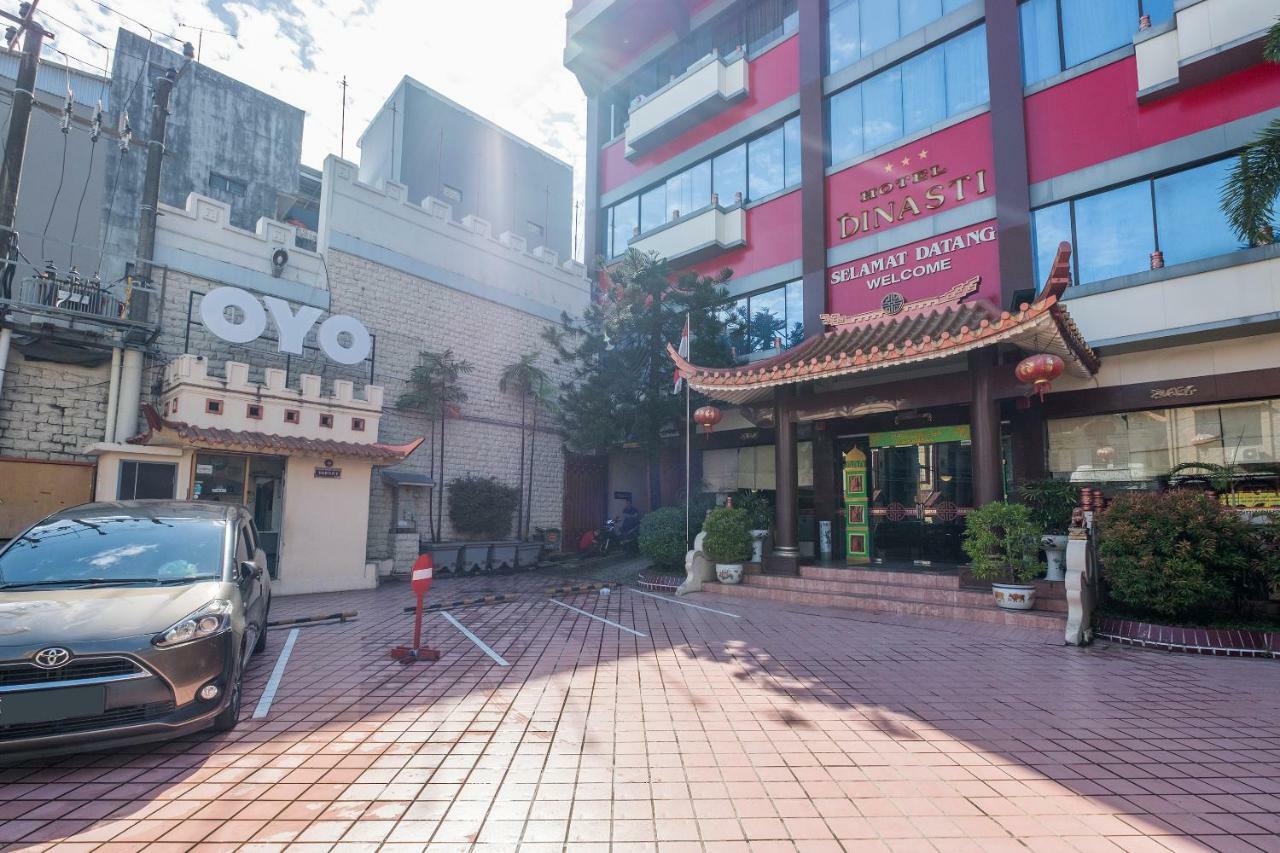 Oyo 821 Hotel Dinasti Makassar Buitenkant foto