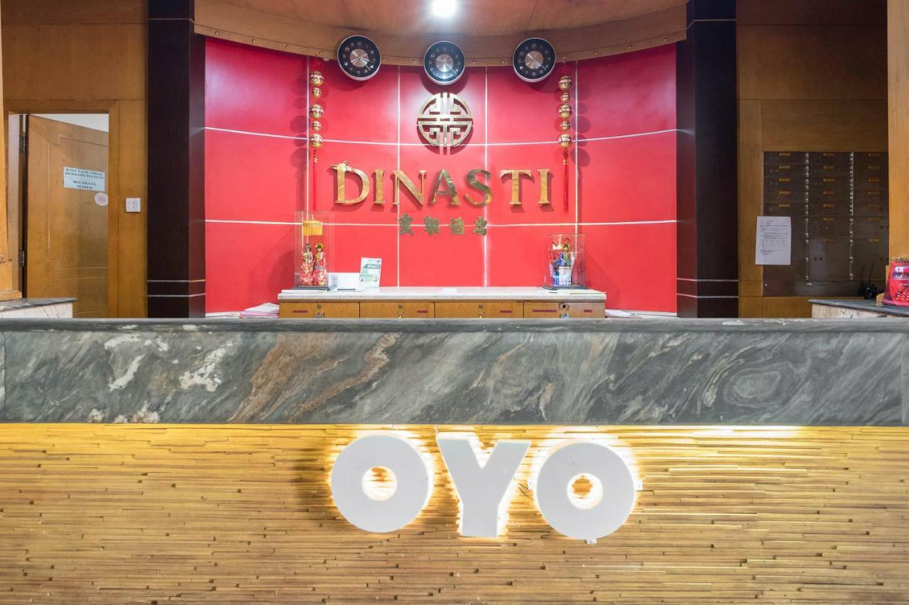 Oyo 821 Hotel Dinasti Makassar Buitenkant foto